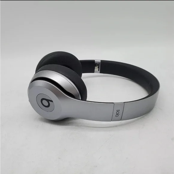 authentic Beats by Dre Headphone that are slightly used, charger, case included